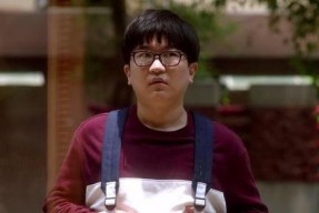 娱乐圈吃瓜背景图女男主,瓜田里的爱情纠葛